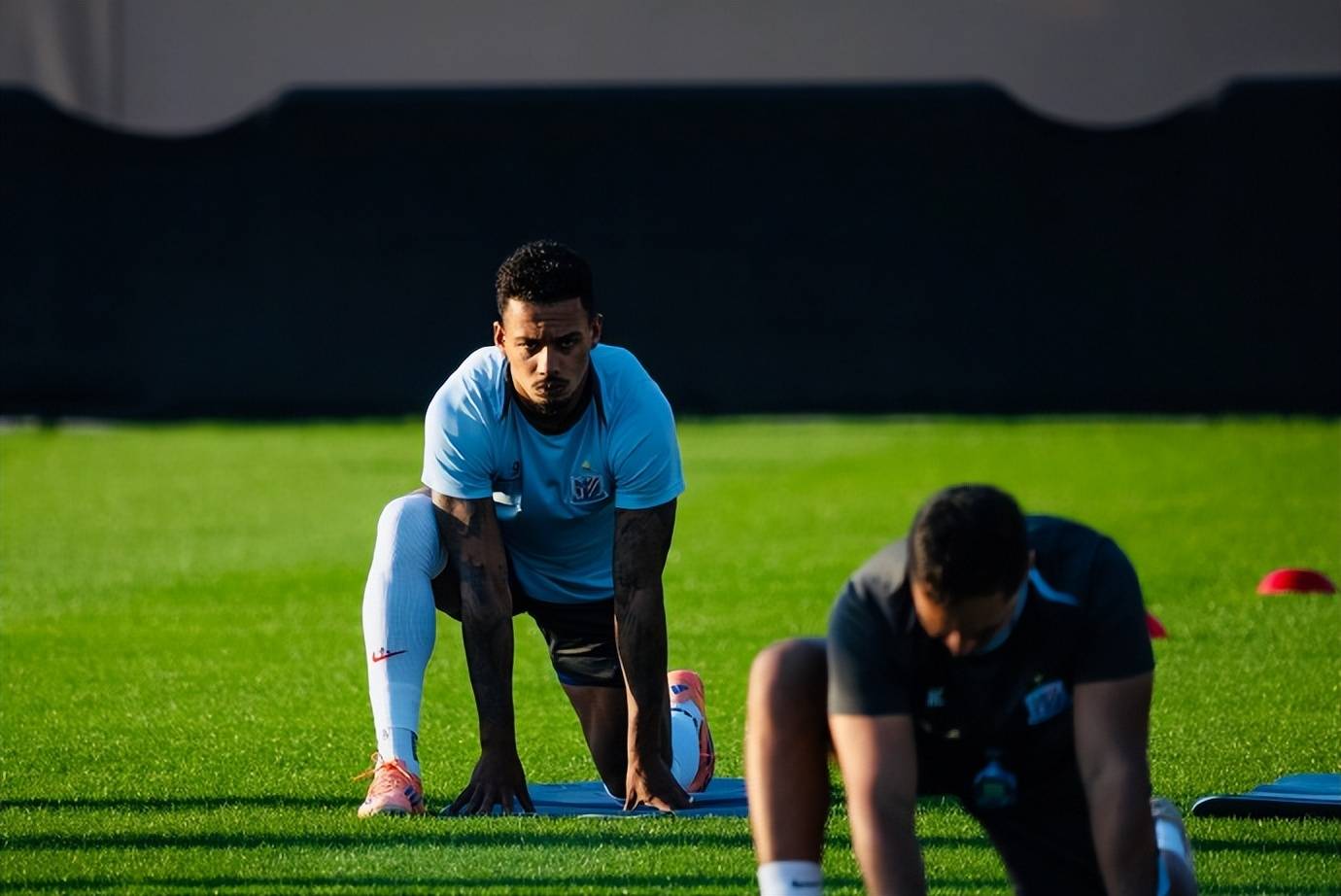 包含集结日体能课后，马德里竞技复出首秀备战中超，媒体盛赞，资深球员宣示担当的词条