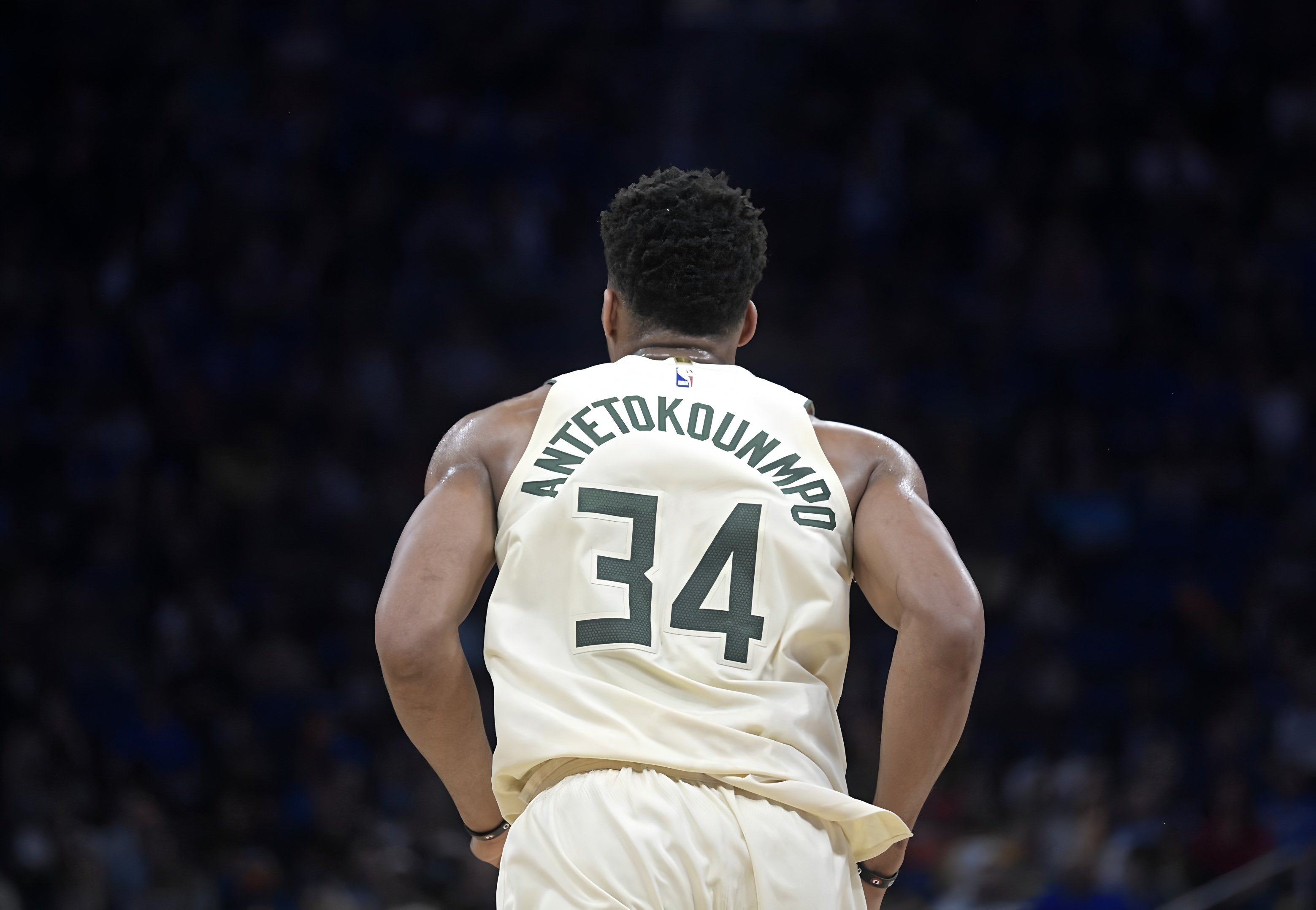 lol新英雄-转折点密尔沃基雄鹿调整名单；欧冠转会期攻防权衡；赛场秩序良好；年轻球员得到机会的简单介绍