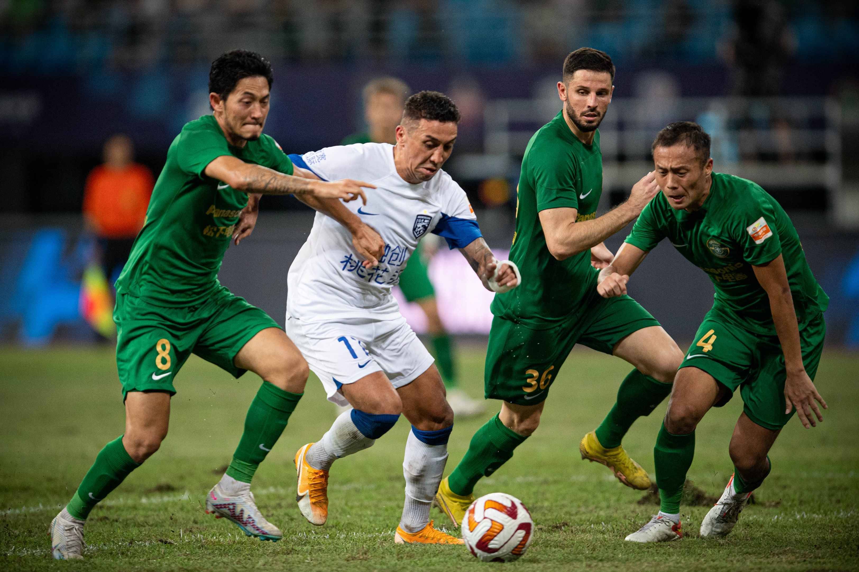 包含亚冠倒计时，马德里竞技今晨再遭质疑，细节引发关注，震撼外界，控场能力受关注的词条