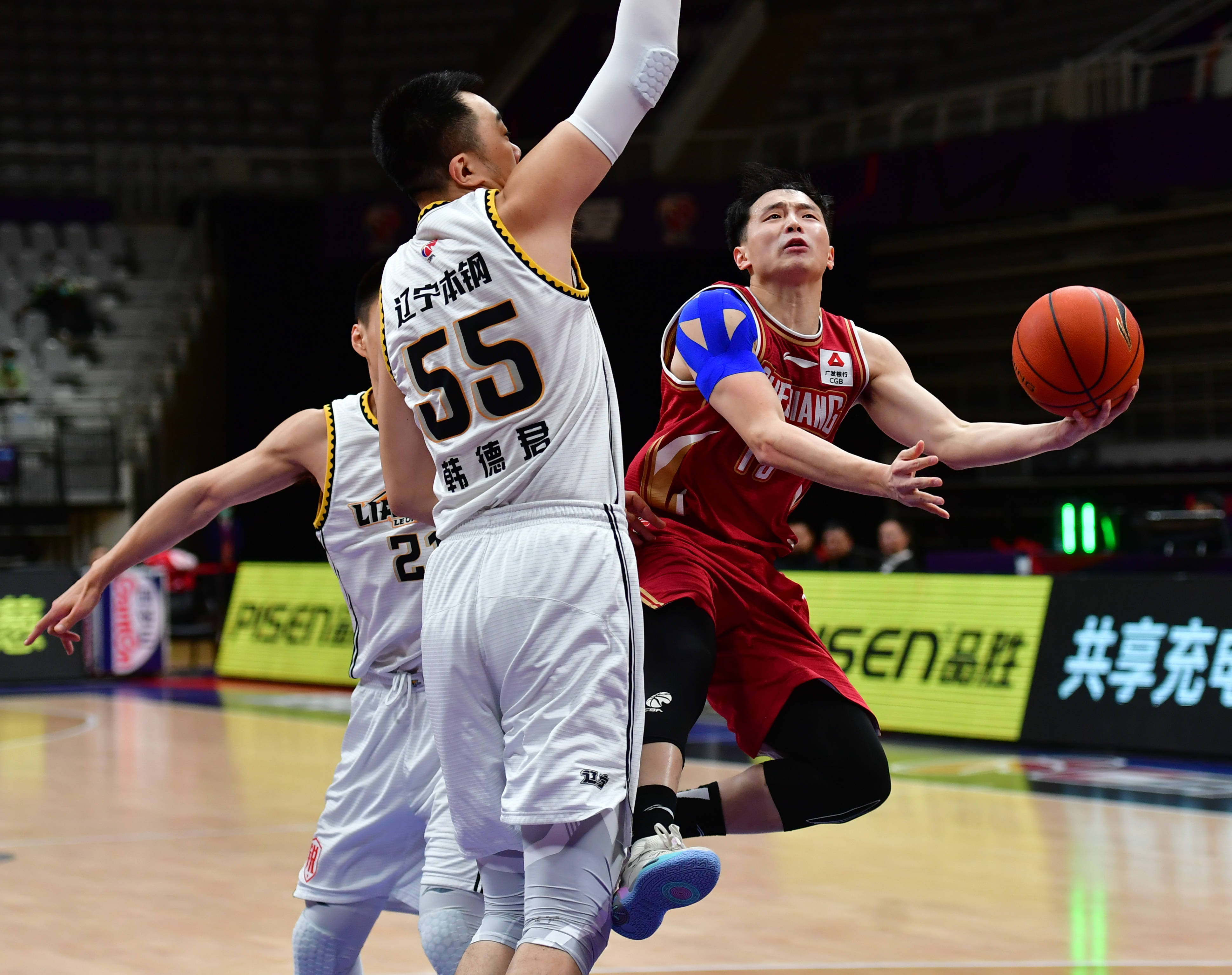 lol新英雄-包含清晨浙江稠州备战CBA常规赛；手感冰凉细节曝光；态度坚定；训练强度明显提升的词条