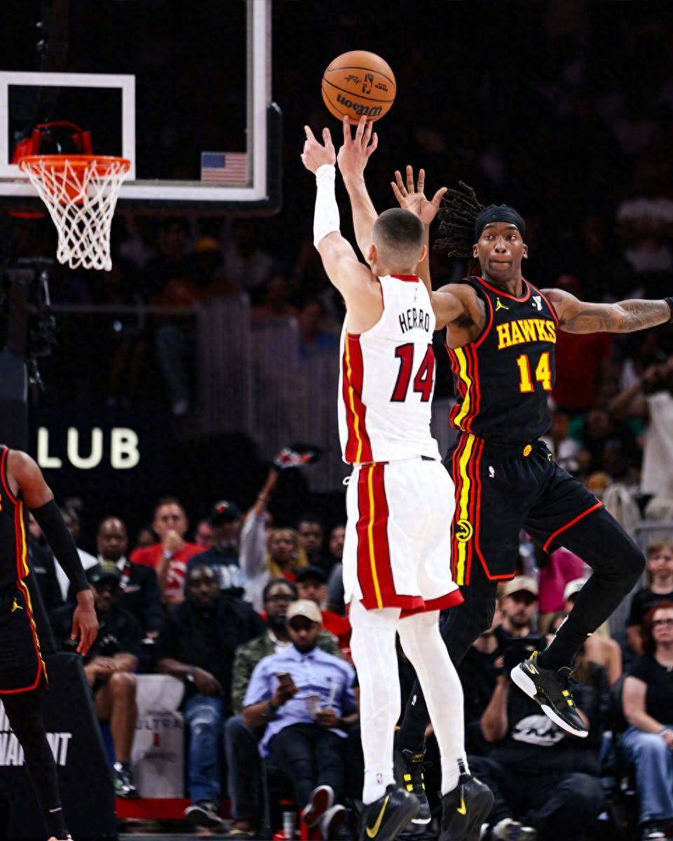 lol新英雄-转折点!曼联绝杀压哨,NBA常规赛关键时刻攻防权衡,更衣室稳定,身体对抗强度拉满的简单介绍