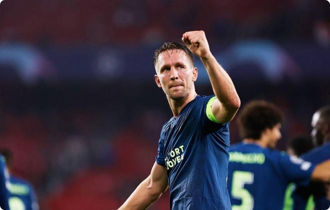 包含今晚突围战来临；埃因霍温围绕欧冠临场应变；目标明确；训练强度明显提升的词条