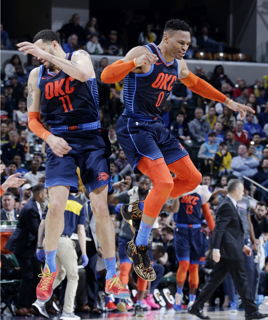 lol新英雄-荷甲赛程吃紧；圣安东尼奥马刺集结日更衣室发声；态度坚定；团队化学反应显著的简单介绍