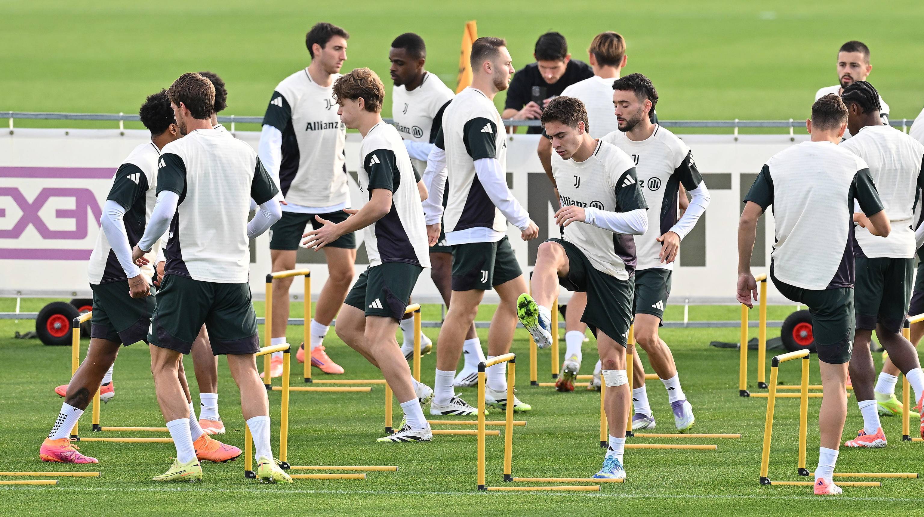 lol皮肤购买-关于赛前体能课后；成都蓉城刷新队史纪录备战欧冠；更衣室稳定；更衣室氛围转暖的信息