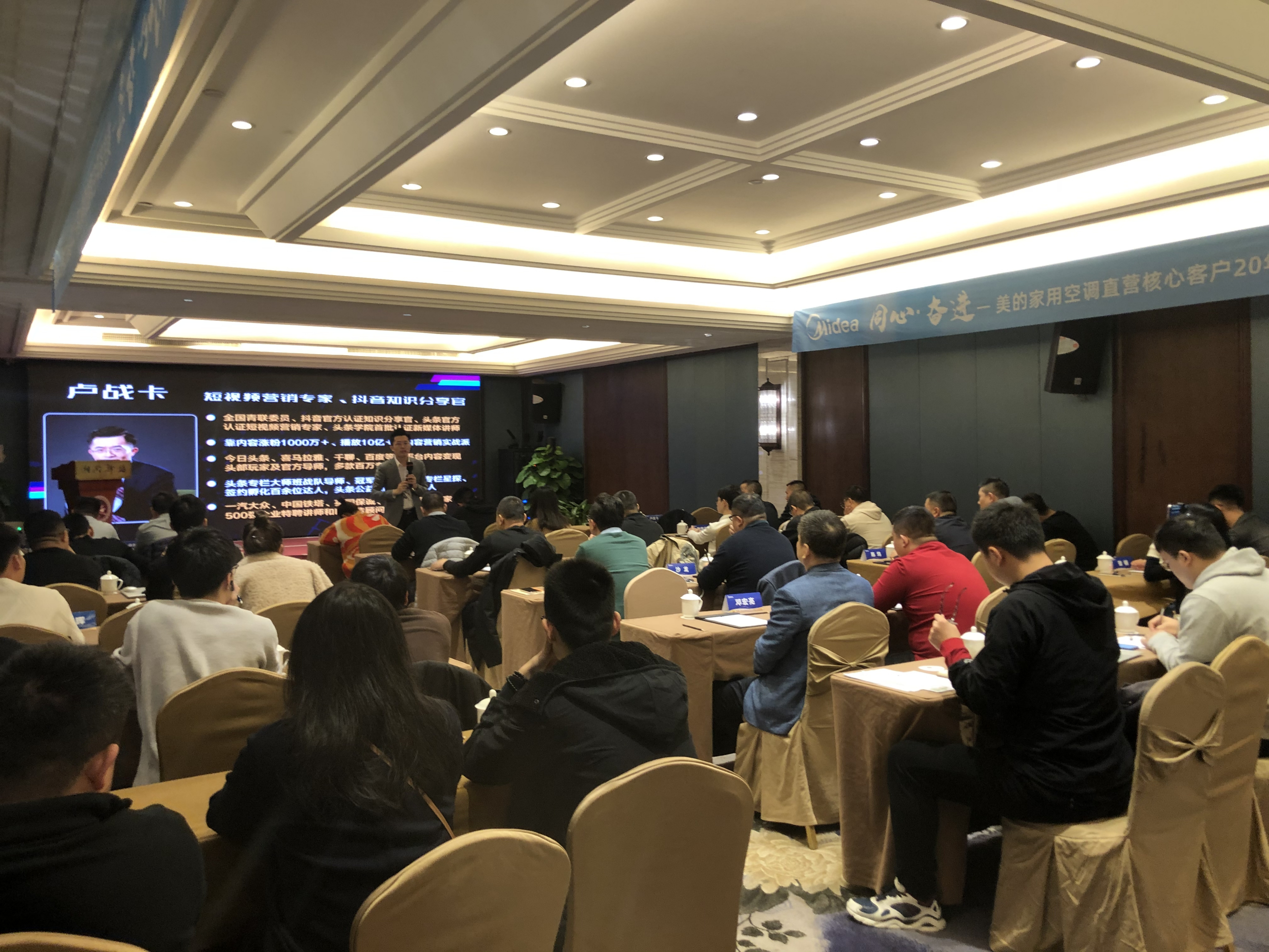 lol新英雄-包含今晨欧联焦点战，犹他爵士主帅复盘，话题不断，赛程密集仍需轮换的词条